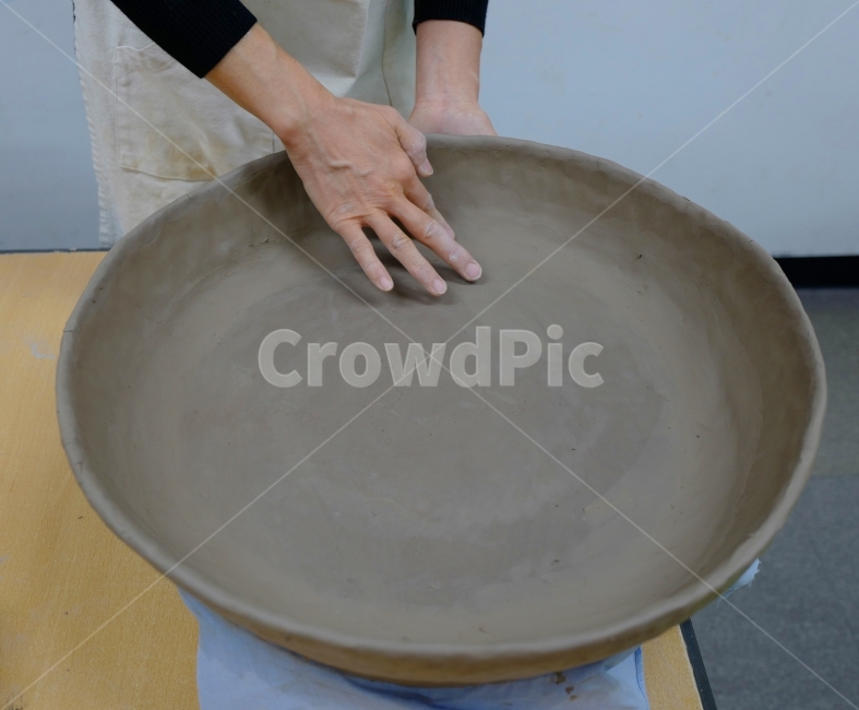 도자기,손,흙,사기,질흙,제품,도기,자기,점토예술,작품,도공,공예가,핸드메이드,한국도자기전통도자기,보물,국보,박물관,질그릇,명품,장인,전통,역사,아티스트,국산,주문제작,선물,기념품문화예술,미술,공예,백자,청자,고려자,기토기,장식품,전시품,장식,전시,집중,세밀한,정교한,조심스러운,작업,예술혼,문화,도자기예술인간문화재,수공예,집중력,혼,예술가ceramicware,art,hand,Dirt,fraud,clay,product,pottery,porcelain,works,craftsman,handmade,Koreanpottery,traditionalpottery,treasure,nationaltreasure,사람,인물,인간,human,person,신체일부,몸,body,사람,인물,인간,human,person,신체일부,몸,body,예술,art
