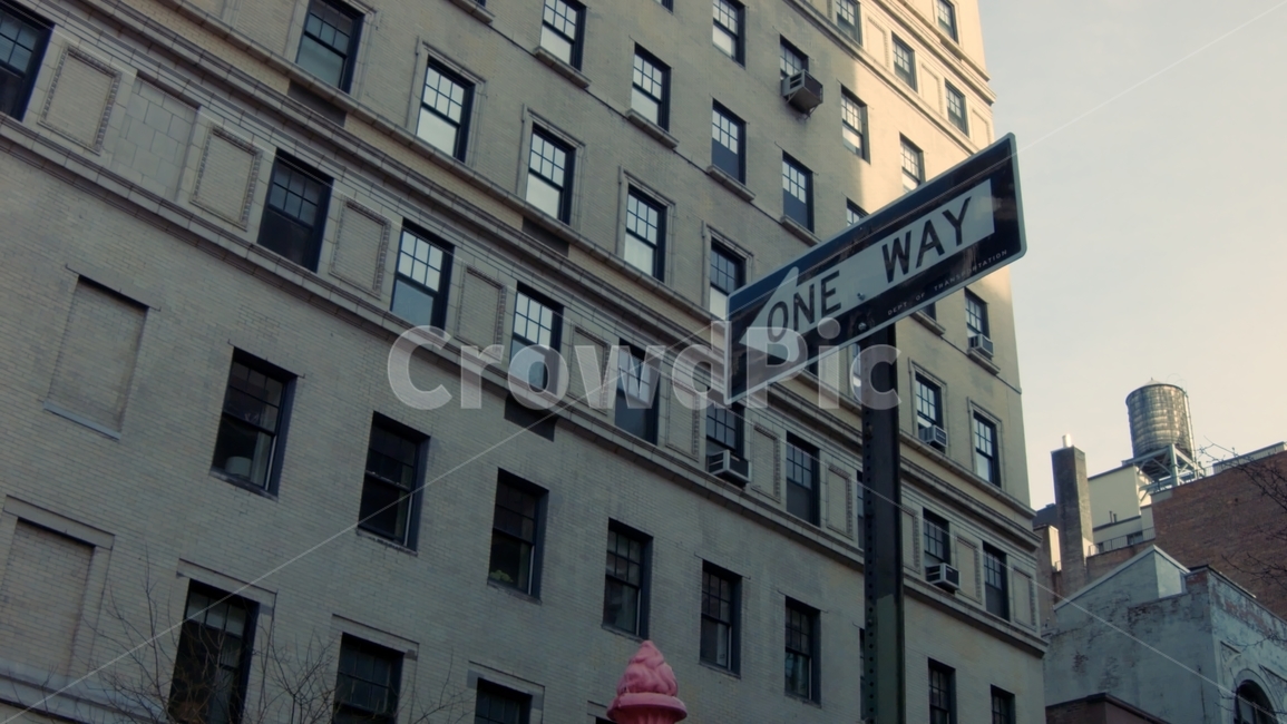 뉴욕,일방통행,oneway,도시,시내,건물,표지판,sign,street,길거리,건축물,건물외관,exterior,building,structure,architecture,construction