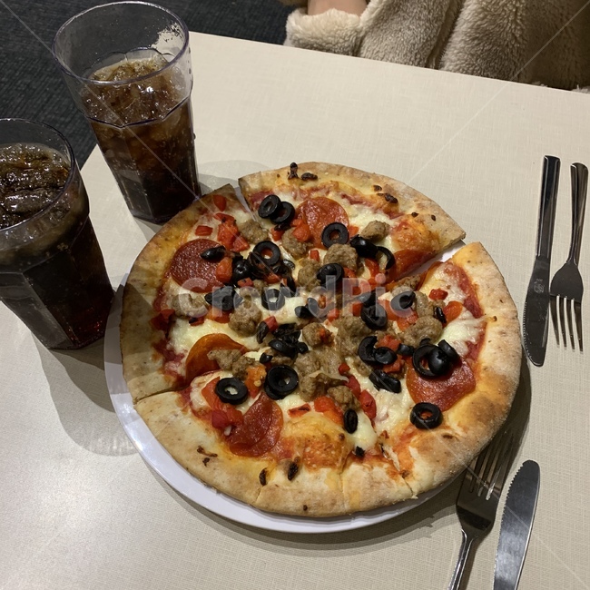 레스토랑,요세미티식당,캘리포니아,페퍼로니피자,콜라,yosemitenationalpark,nationalpark,pizza,포크,식당,미국,california,올리브,치즈