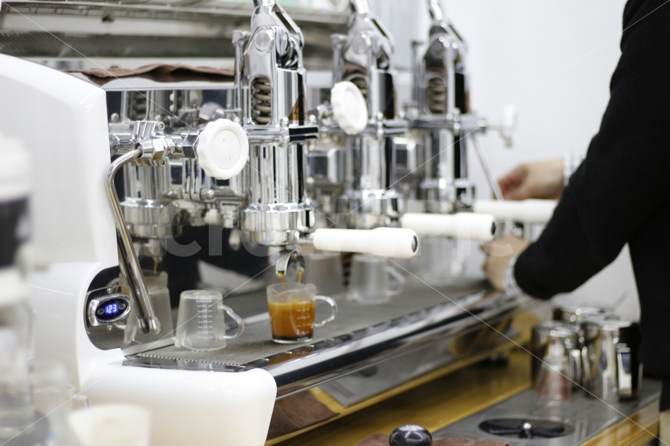 커피,카페,디저트,음료,음식,COFFEE,CAFE,DESSERT,FOOD,BAVERGAGE,플랫화이트,에스프레소,ESPRESSO,FLATWHITE,BARISTA,바리스타,PID,사람,커피,카페,coffee,cafe