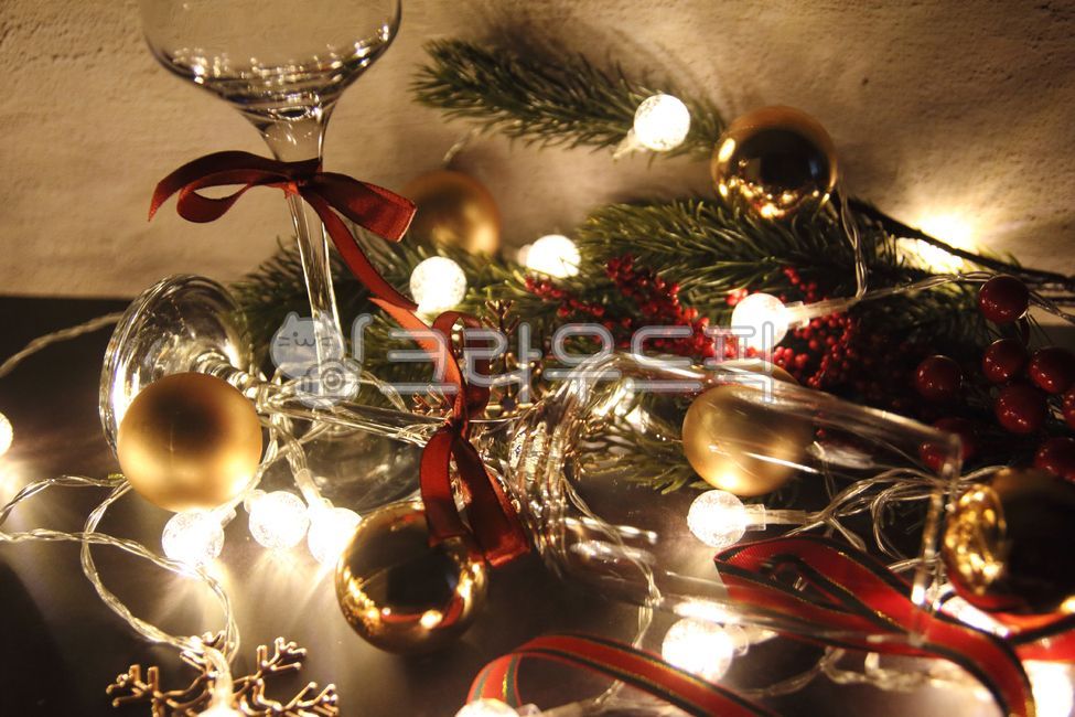 크리스마스,파티,연말,카피공간,배경,와인잔,오너먼트,골드,심플,벽,리본,빨간색,빨강,레드,톤앤톤,glass,유리,공,잔,와인파티,초대,wineglass,와인잔,와인,전구,조명,알전구,빛,반짝이는,lighting,어두운,어둠,메리크리스마스,성탄절,merry christmas