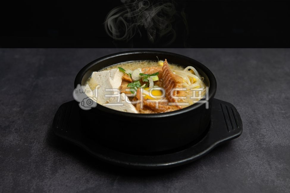 해장국,황태해장국,북어,황태,계란,노른자,콩나물,두부,뚝배기,식사,한그릇,dish,접시,food,음식,bowl,그릇