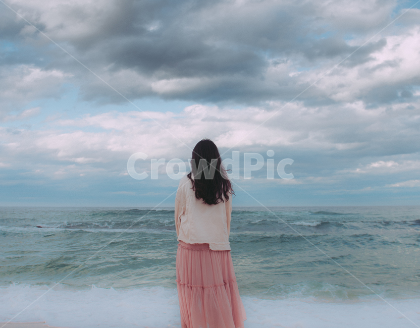 바다,인물,뒷모습,여성,구름,여행,파도,흐림,풍경,이방인,그리움,사람,인물,인간,human,person,여성,여자,woman,female,lady,여행,휴가,traveling,vacation,trip,감성,sensible,feeling,색깔,색상,색채,색감,color sense,color sensitivity,feeling of color,고독함,외로움,쓸쓸함,우울함,슬픔,lonely,solitary