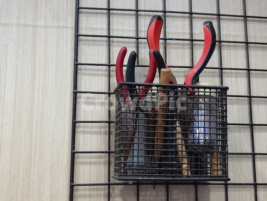 공구,바스켓,공구함,벽걸이,정리,매달린,tools,hanging,wiremesh,wall,니퍼,펜치,사물,물건,오브젝트,thing,object,matter