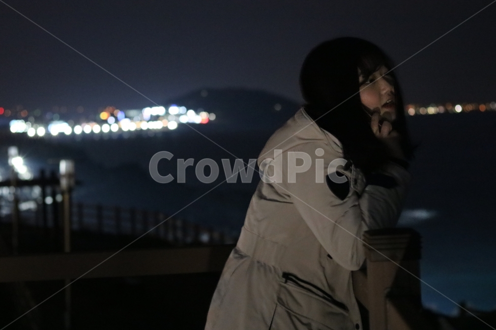 제주도,해안도로,밤바다,모델,연출사진,빛,통화,여자,야경,밤,풍경,nightscape,night,landscape,사람,인물,인간,human,person,여성,여자,woman,female,lady