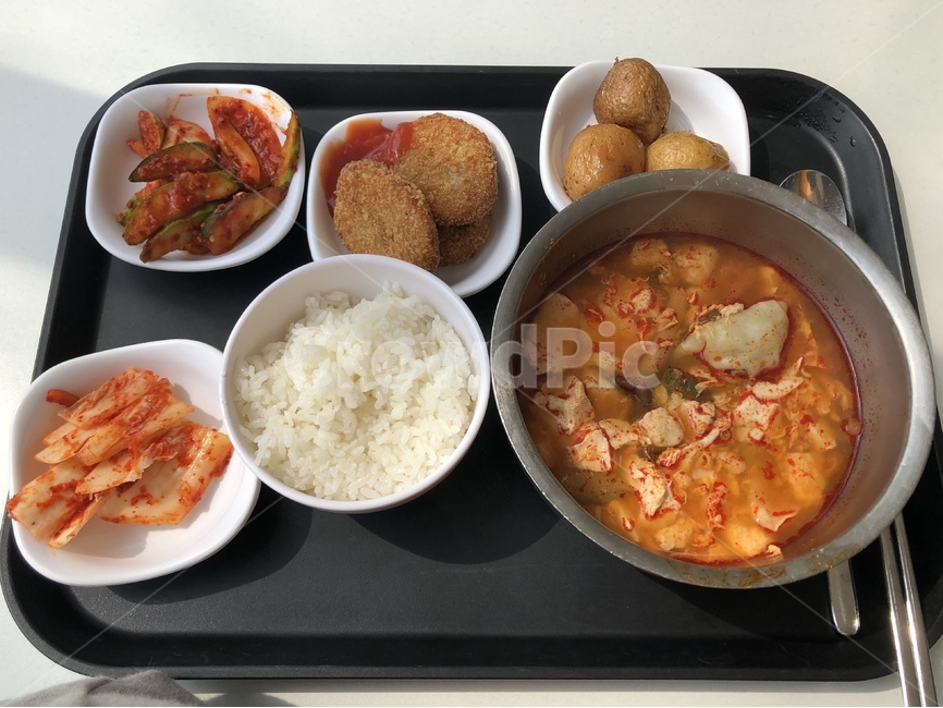 학식,식단,밥,반찬,국,감자,김치,고로케
