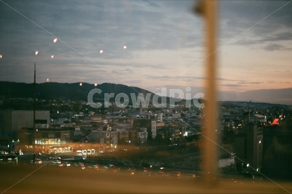 창밖,창문,유리창,도심,건물,저녁,야경,밤,풍경,nightscape,night,landscape,도시,city,nature,자연,outdoors,옥외,경치