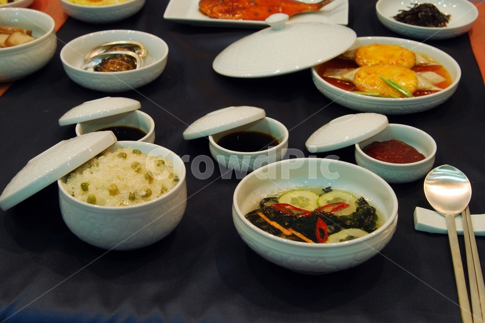 한식,음식,상차림,식탁,식사,전통,한국,한국전통,밥,공기밥,국,미역국,간장,고추장,양념,반찬,전복,그릇,수저,젓가락,한국전통,한국문화,korean traditional,korean culture,음식,식재료,요리,food,cook,meal,dishes,food reserves,한식,한국음식,한국요리,korean food,korean dishes,korean meal,korean cook