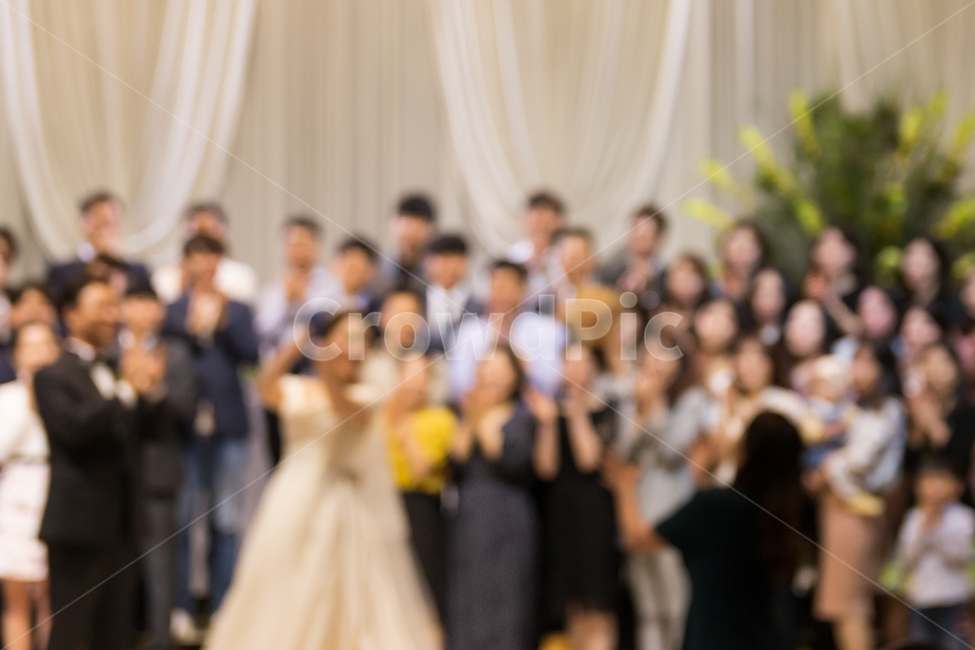 결혼식,부케,하객,신랑,신부,웨딩드레스,웨딩,결혼,축하,하객들,블러,즐거운,행복한,배경,백그라운드,결혼식장,사람들,부케던지기,사람들,대중,군중,other people,crowd,결혼,혼례,웨딩,wedding,marriage,marry
