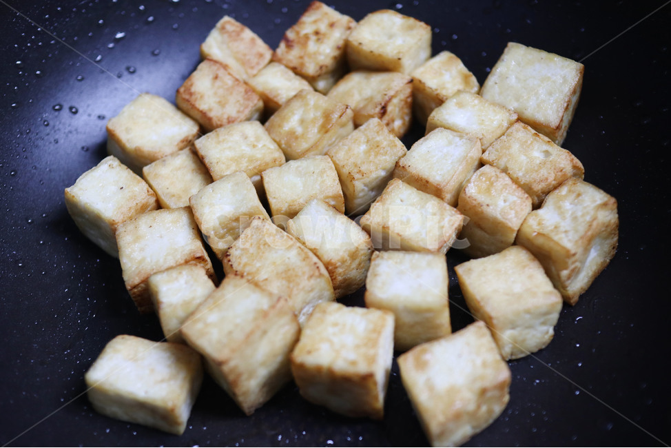 savory,Korean cuisine,Dice,yellow,Korean,tofu pancake,friedtofu,square,Fried tofu,ups and downs,golden,ingredients,Tofu dish,cooking,tofu,beancurd