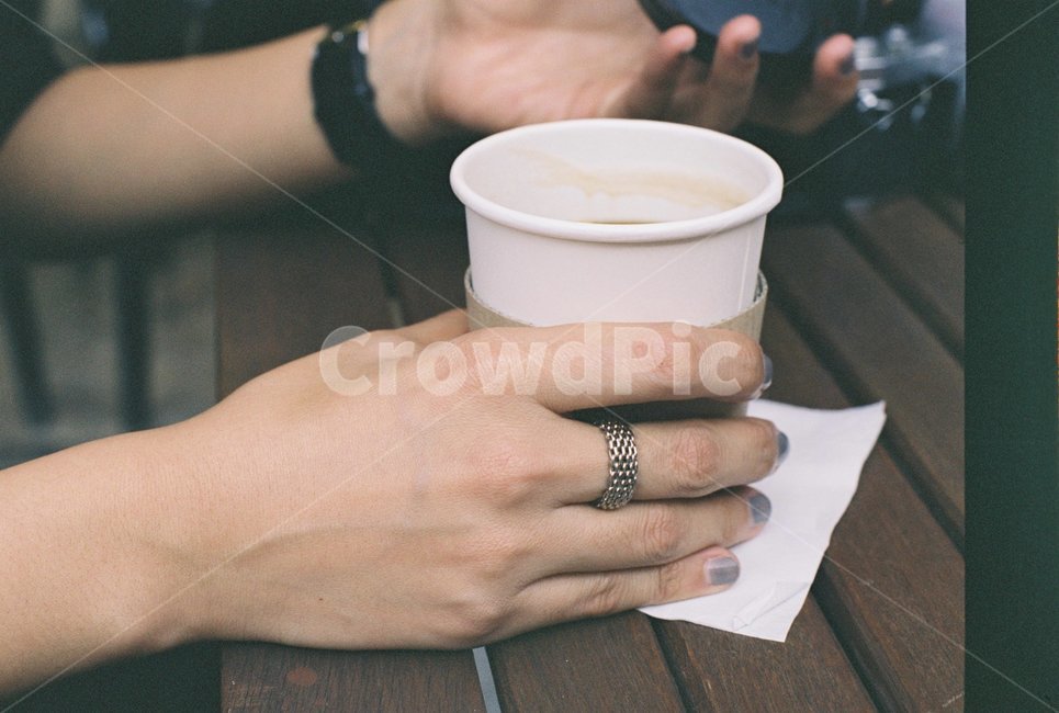 손,커피,반지,일회용,손가락,사람,인물,인간,human,person,신체일부,몸,body,커피,카페,coffee,cafe,감성,sensible,feeling