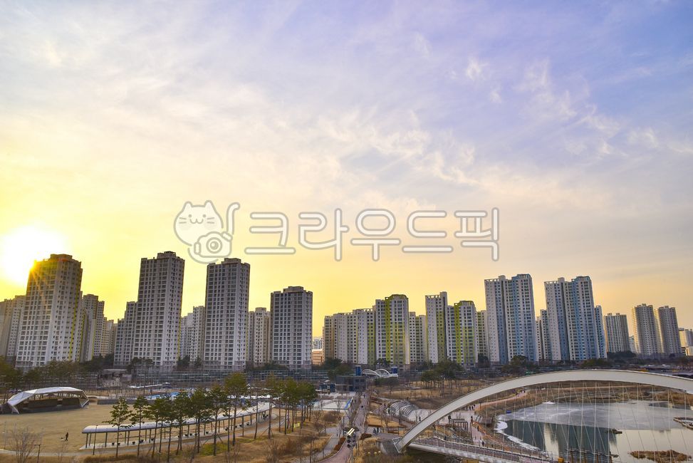 미사신도시,아파트단지,신도시,분양,부동산,하우스,주거지,청약,highrise,고층건물,city,도시,urban,town,건물,building,도시의,석양,해질무렵,노을,황혼,물,임대,매매,배경,백그라운드,옥외,반영,물그림자,평화로움,해질녘,다리,호수