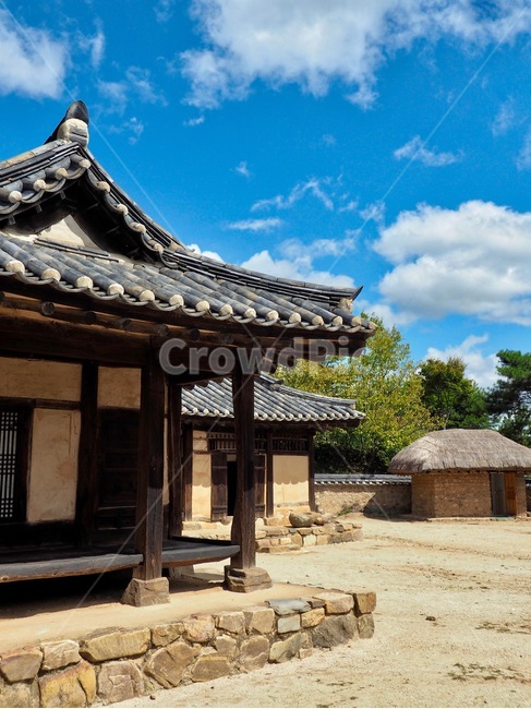 한옥,한국,대한민국,한국전통집,전통,기와,기와집,지붕,기와지붕,하늘,구름,맑은,맑은하늘,민속촌,주거건물,아시아,한국문화,한국전통,한국문화,korean traditional,korean culture,건축물,건물외관,exterior,building,structure,architecture,construction
