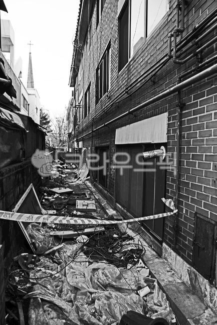 redevelopment,Uiwang city,redevelopment district,Multifamily housing,Demolition,house,Naeseonla District,alley,Naesondong,abandoned house,multigenerational housing,Grayscale