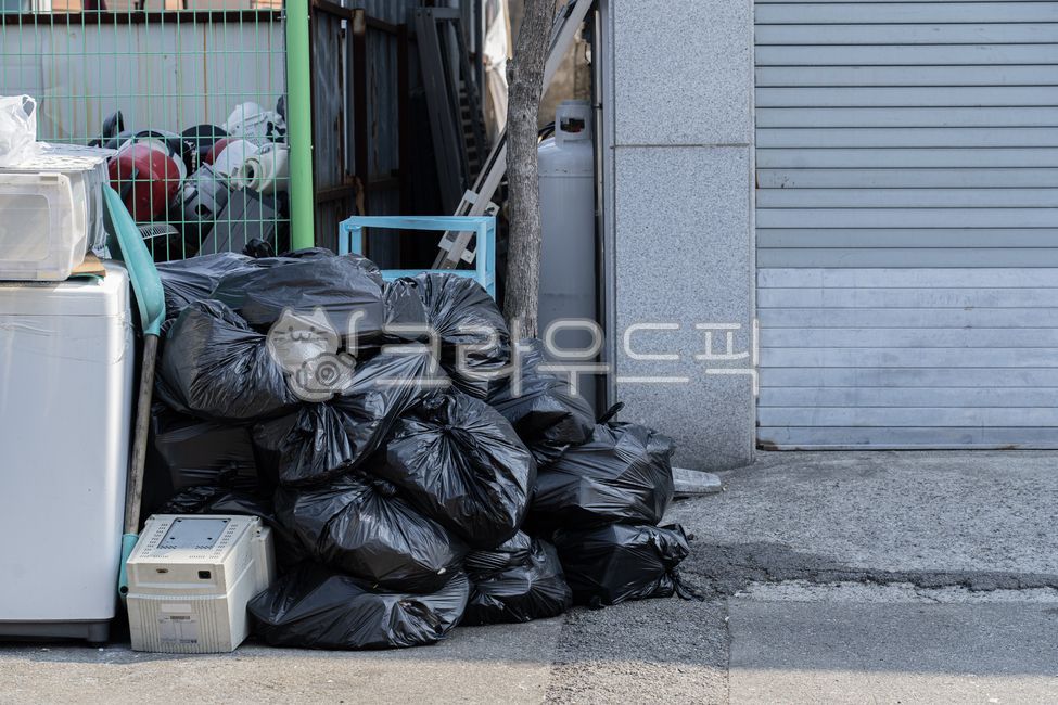 무단투기,길거리쓰레기,폐기물,불법쓰레기,도로환경,공공장소,방치된쓰레기,생활폐기물,환경오염,도시문제,쓰레기더미,쓰레기투기,쓰레기처리,공공질서,방치된물건