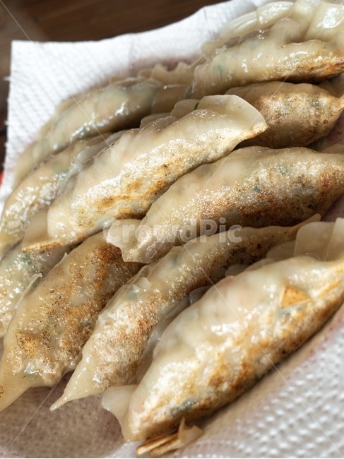 군만두,만두,식품,음식,요리,냉동만두,비비고,교자,중식,굽다,먹음직스러운,맛있는,배고픈,군침,군침도는,식욕,음식,식재료,요리,food,cook,meal,dishes,food reserves