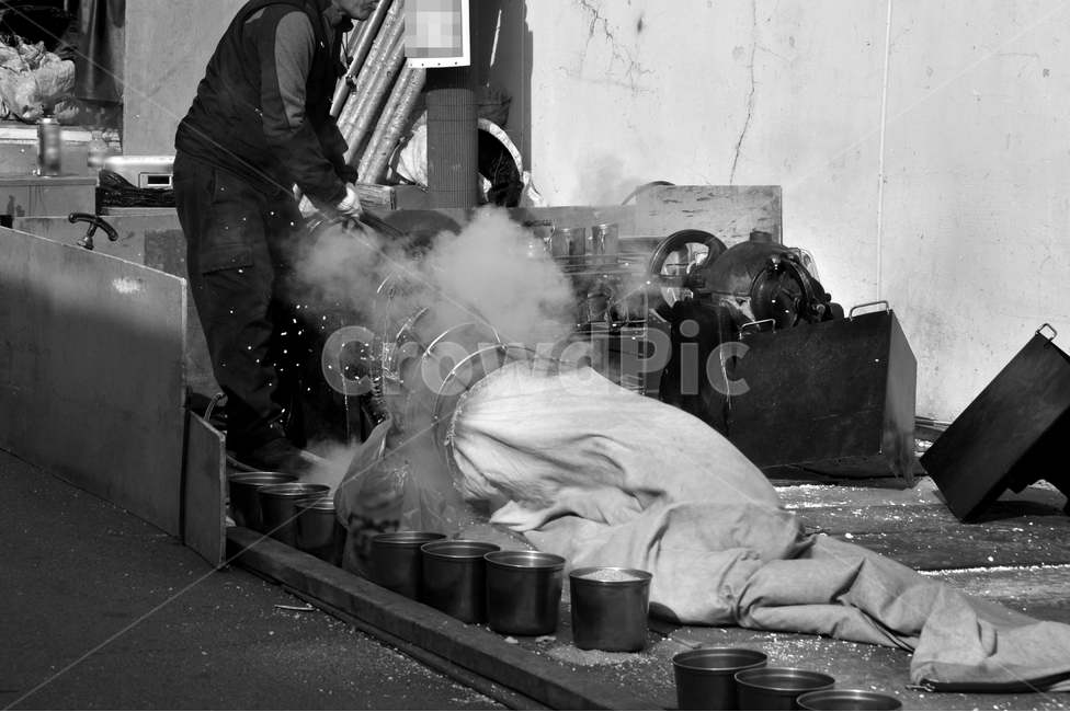 재래시장,전통시장,뻥튀기,쌀과자,간식,음식,전통음식,시장,마트,마켓,market,mart,market place,사람,인물,인간,human,person,흑백,모노톤,monochrome,black and white