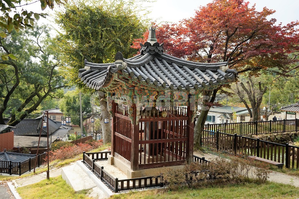 한국건축,누각,비석,기와,가을,단풍,처마,건축물,천년고찰,단청,범종각,타종,종,불교,고건축,한국고전,고전,기와지붕,절병통,종루,범종,대종,33번,28번,지옥중생,조석예불,행사,긴급상황,음성공양,예불,사물,불구,의식구,한국전통,한국문화,korean traditional,korean culture