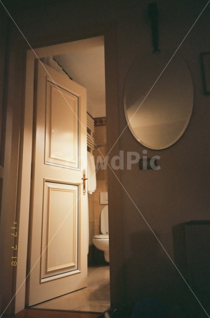 유럽,필름,필름사진,방,화장실,빛,조명,문,여행,크로아티아,로빈,film,filmcamera,room,light,journey,croatia,감성,sensible,feeling,인테리어,실내디자인,interior design