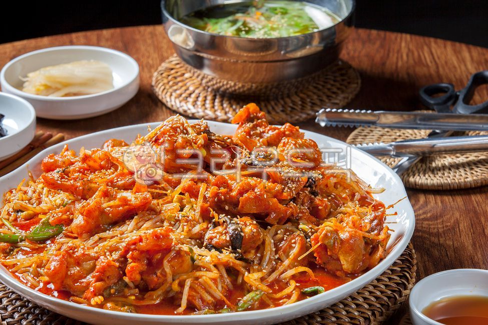 wooden table,Rattan,crotch,bamboo stand,plate holder,Steamed monkfish,bamboo meat,Korean restaurant,seafood restaurant,Monkfish stew,Bean sprouts,swan,bamboo,solid wood,Oh my,sesame,seafood dishes,Sesame,water parsley,plate,vegetable,wooden tray,Korean tr