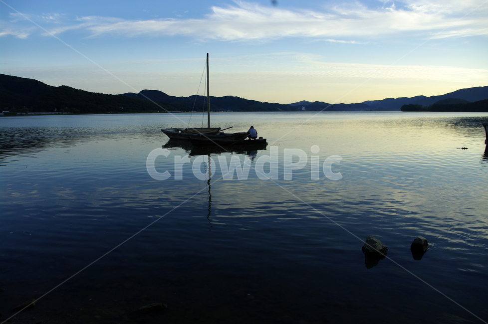 강,하늘,구름,풍경,나룻배,배,사공,노을,sunset,color,자연,풍경,nature,landscape,water,물,outdoors,옥외,transportation,교통,watercraft,선박,vehicle,차량