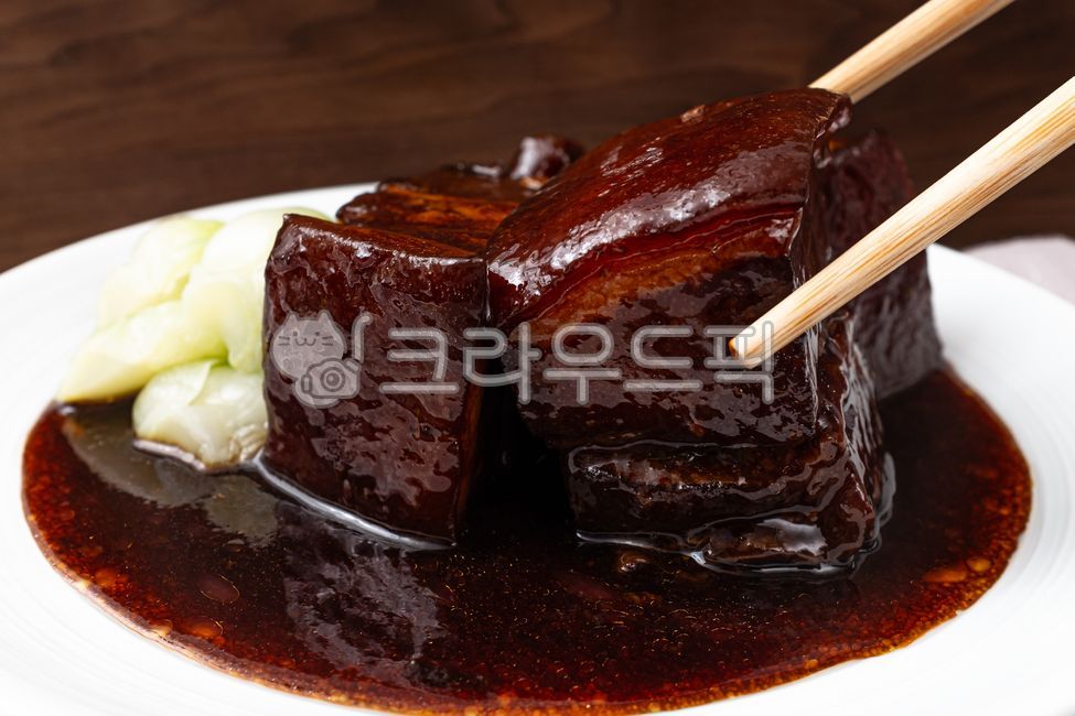 동파육,돼지고기,삼겹살,고기찜,찜,노두유,향신료,청경채,야채,채소,중국음식,중국문화,음식,식사,식품,식료품,재료,식재료,음식재료,클로즈업,부드러운,짭짤한
