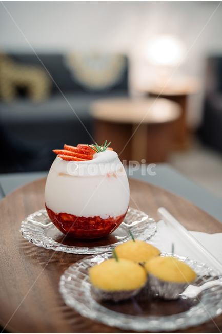 딸기라떼,카페,마들렌,음료,딸기,빵,디저트,여유,라떼,음식,식재료,요리,food,cook,meal,dishes,food reserves,디저트,간식,후식,dessert,snack,음료수,drink,beverage