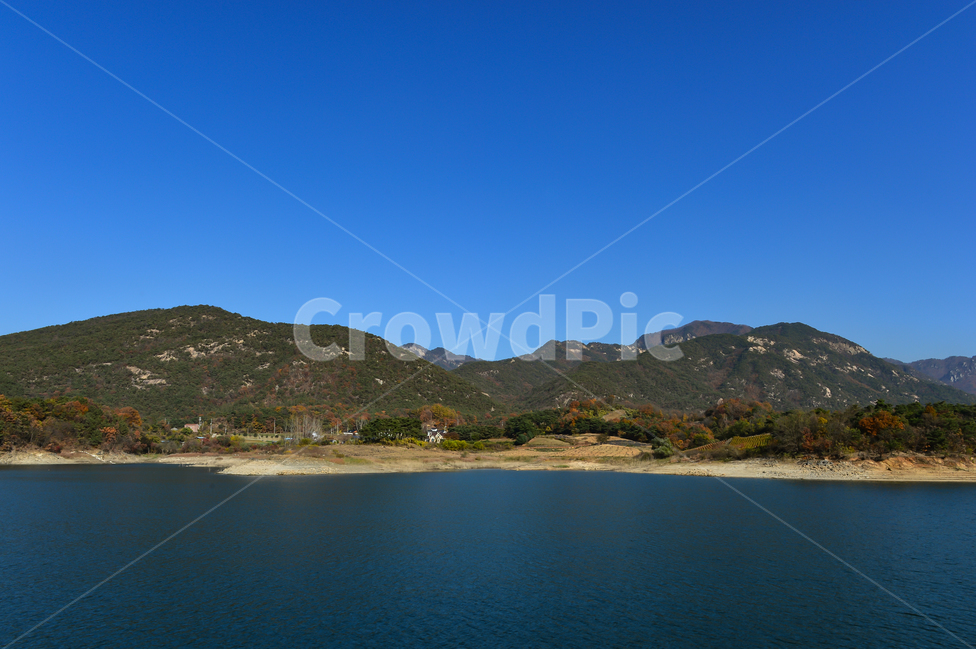 청풍호,충주호,단양,호수,인공,다리,산,나무,숲,하늘,파란,푸른,깊은,거대한,넓은,충주댐,수몰지역,홍수조절,시원한,여름,가을,단풍,낙엽,야외,자연,관광지,유람선,lake,artificial,bridge,mountain,tree,forest,sky,blue,deep,huge,enormous,wide,dam,cool,fresh,summer,autumn,fall,mapple,leaf,outdoor,nature,sightseeing,pleasureboat,boat,풍경,landscape,자연,풍경,nature,landscape,outdoors,옥외,land,땅,water,물,shoreline,해안선,ocean,대양,sea,바다