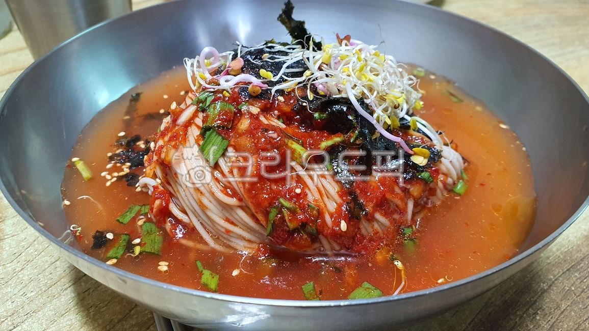 국수,막국수,춘천막국수,비빔국수,물국수,매콤,달콤,화끈,매운맛,육수,김가루,파,양념,요리,레시피,특산물,양은그릇,dinner,cuisine,cooking,gourmet,healthy,delicious,koreanfood,plate,fresh,asian,vegetable,traditional,noodles,tasty,background,restaurant,lunch,spicy,naengmyeon,bibimnaengmyeon,meat,pepper,fried,sauce,placard,dish,접시,meal,식사,food,음식,bowl,그릇