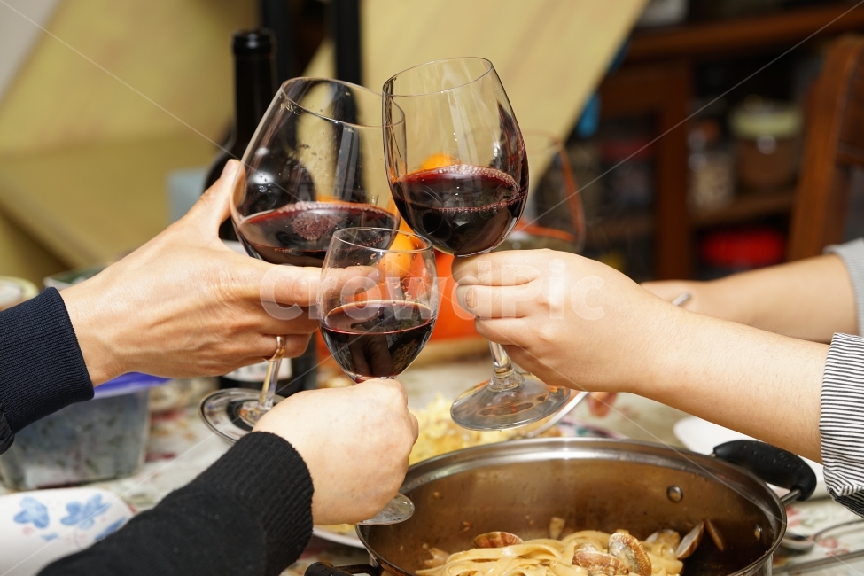 와인,파티,와인파티,party,만남,건배,행복,모임,음료,마실거리,먹거리,wine,축배,브라보,유리잔,유리,글라스,와인잔,색감,가족,사람,인물,인간,human,person,신체일부,몸,body,기념일,축하,anniversary,congratulation,celebrate,celebration,술,주류,alcohol