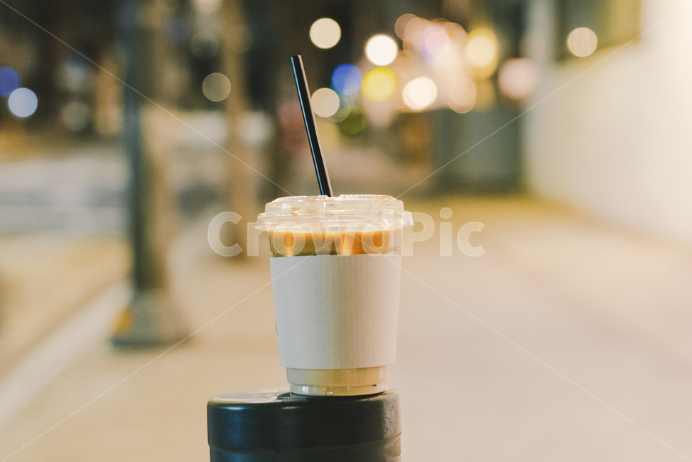 음료,drink,커피,플라스틱,플라스틱컵,테이크아웃,거리,보케,빛망울,홀더,카페라떼,컵,우유,에스프레소,용기,빨대,가로등,도보,가로수길,조명,카페인,커피,카페,coffee,cafe,감성,sensible,feeling