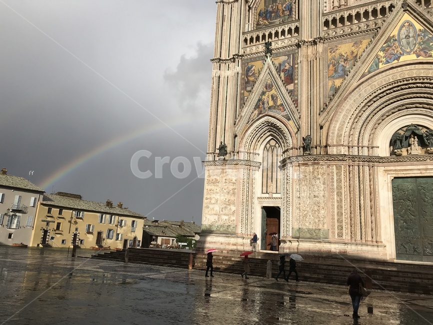 오르비에또,orvieto,대성당,이탈리아,로마근교,슬로우시티,무지개,비,여행,로마여행,로마근교여행,흐린날,비오는날,감성사진,운치,사람들,성당,가톨릭,천주교,우산,우산쓴사람들