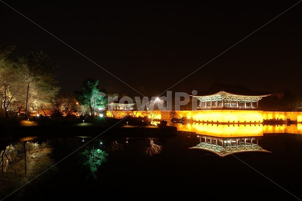 night view,pond,reflection,Anapji Pond,tourist destination,tourism,lighting,Gyeongju,Cultural assets,coastal reservoir,tradition,Korea