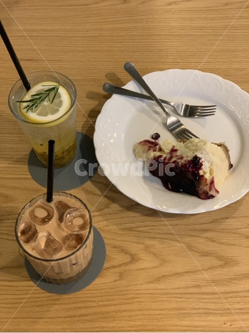 lemonade,coffee,lemon,fruit,straw,fork,cake,dessert,juice,레몬에이드,커피,레몬,과일,빨대,포크,접시,케이크,빵,디저트,후식,주스,밀크커피,바닐라라떼,라떼
