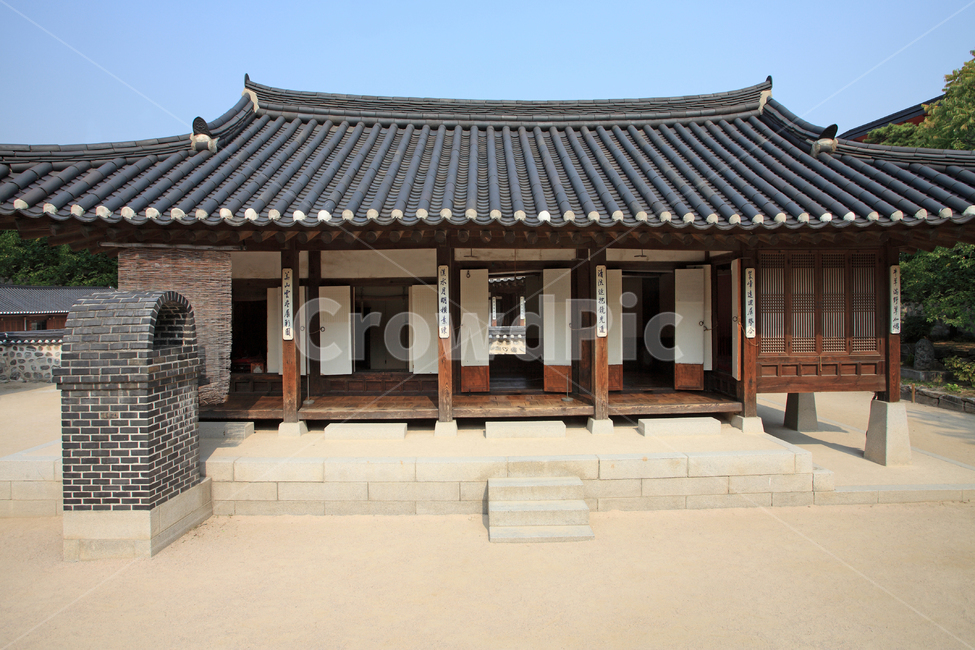 한옥,전통가옥,전통,가옥,한국전통,집,기와집,전통집,기와,마당,땅,바닥,배경,백그라운드,공간,건축,건축물,전통건축,전통건축물,하늘,지붕,풍경,민속,계단,디딤돌,야외,실외,익스테리어,마루,굴뚝,기둥,남산골,한옥마을,남산골한옥마을,서울,한국,한국전통,한국문화,korean traditional,korean culture,건축물,건물외관,exterior,building,structure,architecture,construction