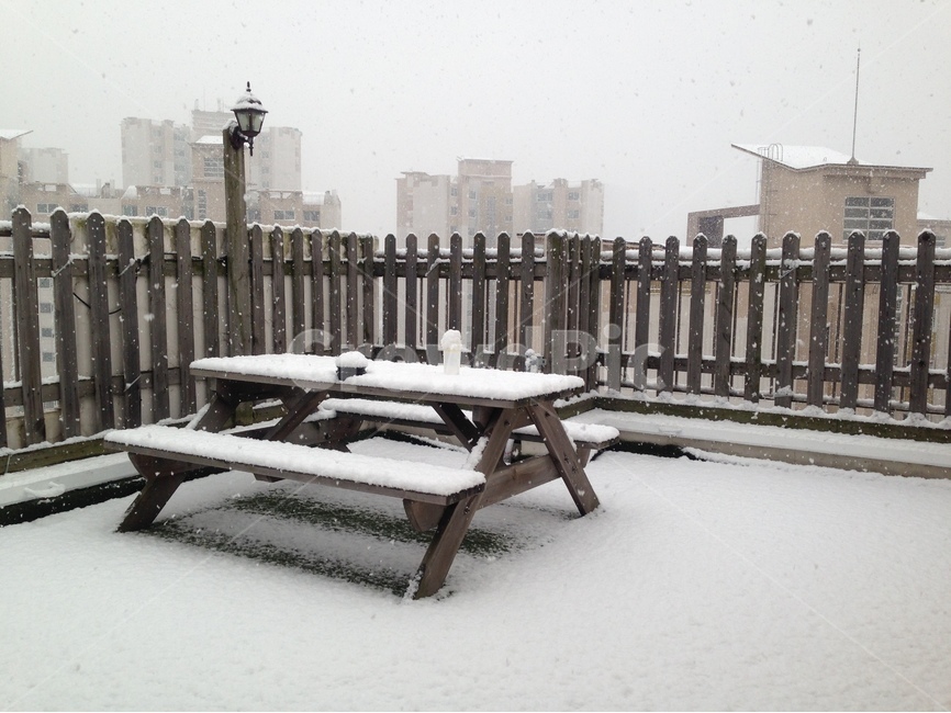 벤치,펜스,겨울,눈,한적함,겨울,계절,winter,season,도시,풍경,city,landscape,한국도시풍경,한국도시경관,korea cityscape,furniture,가구,bench,nature,자연,outdoors,옥외