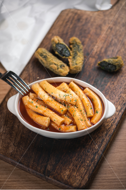 떡볶이,김말이,김말이튀김,매운떡볶이,떡보끼,스낵,분식,tteokbokki,stirfriedricecakes,가래떡,매콤한,매운,참깨,포크,나무도마,음식,식재료,요리,food,cook,meal,dishes,food reserves,한식,한국음식,한국요리,korean food,korean dishes,korean meal,korean cook