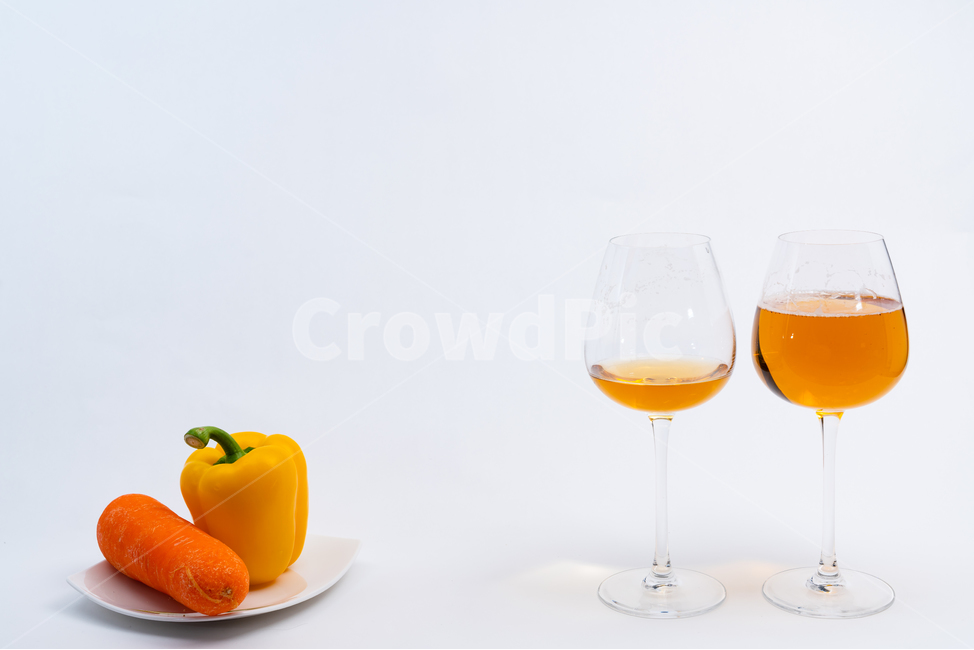 접시,그릇,도자기,와인잔,포도주,맥주,커플,유리잔,투명한,배경,주황색,노란색,하얀색,채소,야채,식재료,다이어트,건강한,칼로리,식단,안주,알콜,주류,차가운,담백한,딱딱한,쥬스,항산화,정돈된,농사,깨끗한,수분,정물,스튜디오,접사,음식,비타민,반찬,파프리카,탄산,당근,뿌리,녹색,채소,야채,vegetables,술,주류,alcohol,사물,물건,오브젝트,thing,object,matter
