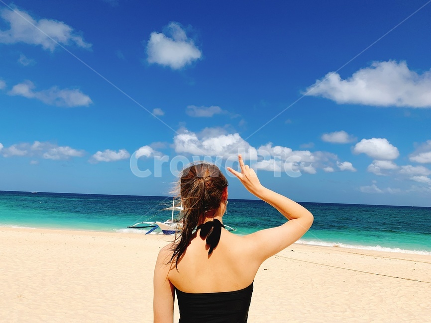 바다,여자,해변,뒷모습,수영복,브이,브이포즈,포니테일,여름,계절,summer,season,해변,바다,beach,sea,사람,인물,인간,human,person,여성,여자,woman,female,lady,여행,휴가,traveling,vacation,trip,back,뒤