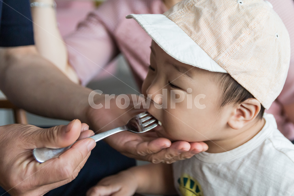 아기,가족,아이,남자아기,귀여운,작은,통통한,볼살,얼굴,먹고있는,포크,모자,남자,어린이,아동,유아,두살,인간,모델,식사,빵,표정,잘먹는,애기,식욕,건강한,튼튼한,사람,인물,인간,human,person,어린이,어린아이,child,children,kid
