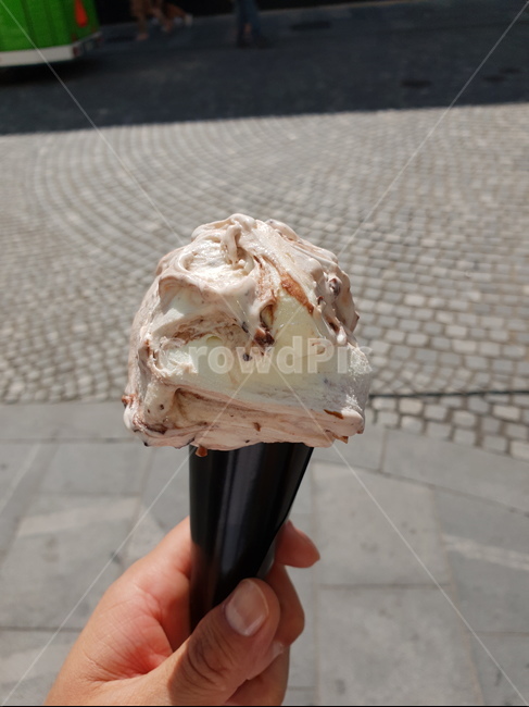 아이스크림,콘,여름,시원,icecream,corn,사람,인물,인간,human,person,신체일부,몸,body,음식,식재료,요리,food,cook,meal,dishes,food reserves,디저트,간식,후식,dessert,snack