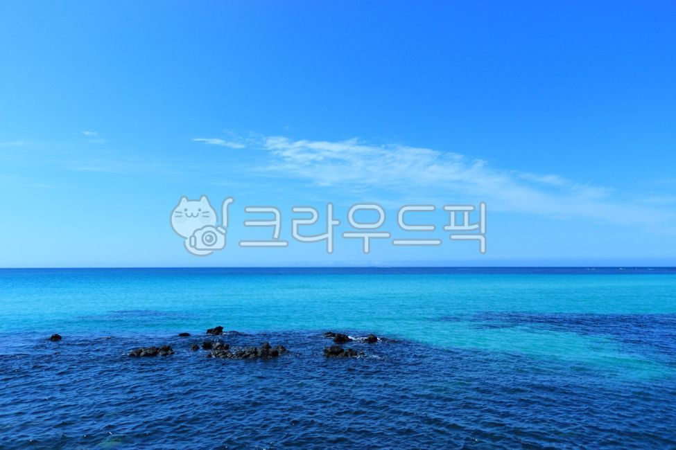 풍경,야외,여름,백그라운드,실외,쾌청,청색,파랑색,스카이,흰색,파란색,clouds,bluesky,skyblue,whitecloud,landscape,background,weather,summer,cumulus,sunlight,scenery,cumulonimbus,네이처,beautiful,blue,nature,outdoors,sky,horizon,sea,water,물,azuresky,푸른하늘,현무암바위,basalt,coast,해안,shoreline,바다,대양,연안,경치,바위,해안선,돌,섬,만,구름,물결,파도,현무암,갯바위,바다바위,수평선,자연,아름다운자연,배경,계절,날씨,옥외,상쾌한,하늘,파란하늘,하늘배경,바다배경,경관,에메랄드빛,해변