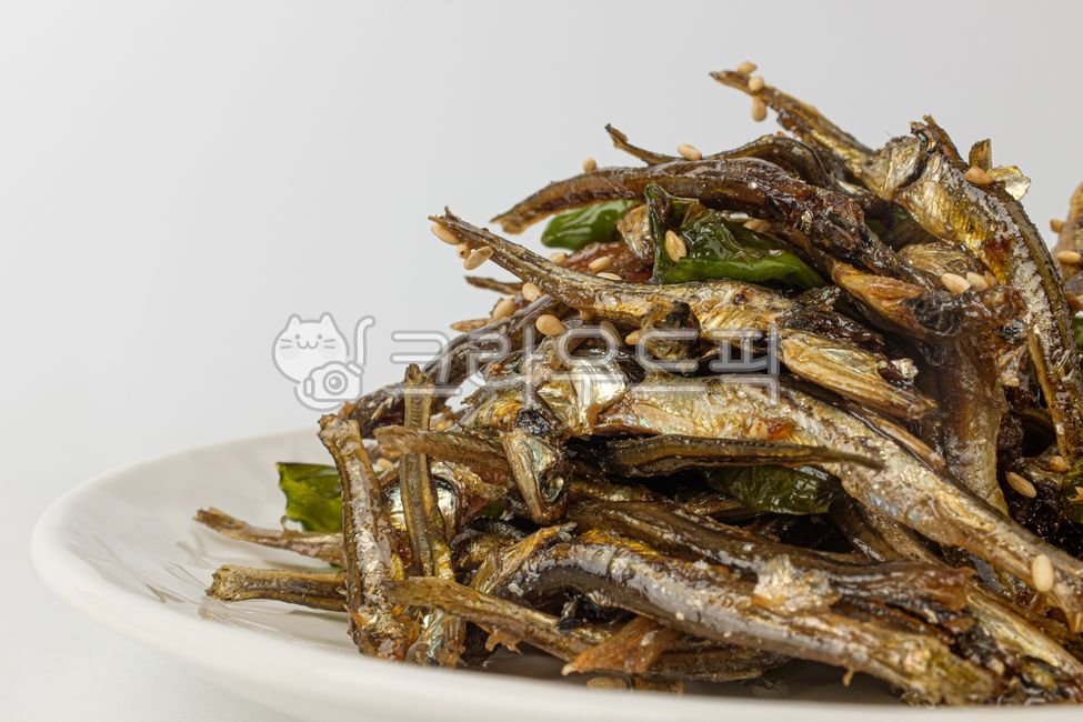 멸치볶음,멸치,해산물,해물,꽈리고추,야채,채소,볶음,음식,식사,식품,식료품,재료,식재료,음식재료,클로즈업,짭짤한,달콤한,한국음식,한국문화,음식,식재료,요리,food,cook,meal,dishes,food reserves