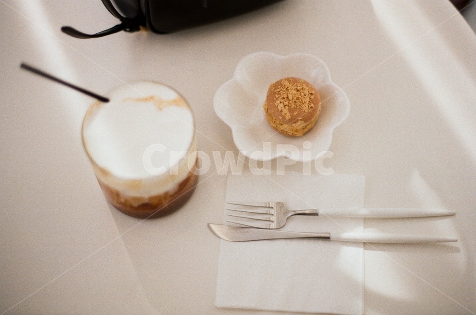 커피,카페,마카롱,달콤한,디저트,음료,시원한,테이블,필름사진,감성사진,햇살,따뜻한,달달한,아날로그,아늑한,coffee,cafe,sweet,dessert,drink,cool,table,film,photo,sensitive,sunshine,analog,cozy,나이프,티슈,커피,카페,coffee,cafe,감성,sensible,feeling