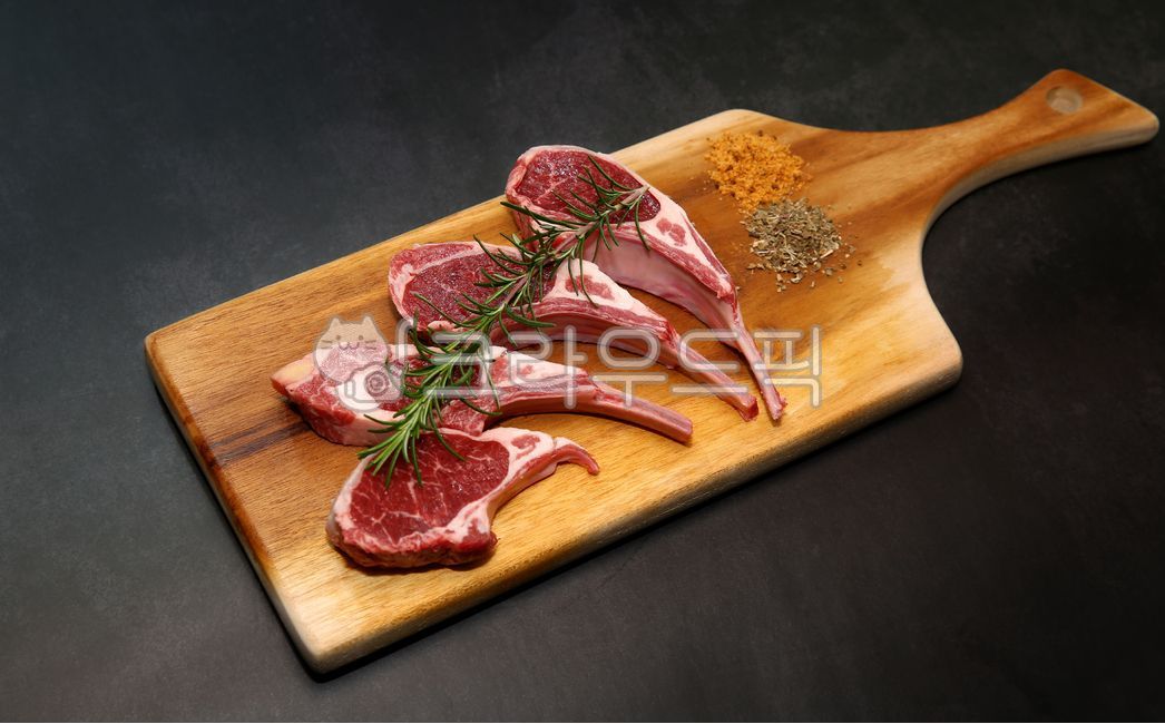 양,고기부위,주메뉴,로즈메리,로즈마리,음식재료,양갈비,생고기,허브,양고기,정육,도마,채소,뼈,날것,육류,요리,프렌치렉,고기,쯔란,음식,음식,식재료,요리,food,cook,meal,dishes,food reserves,육류,고기,meat