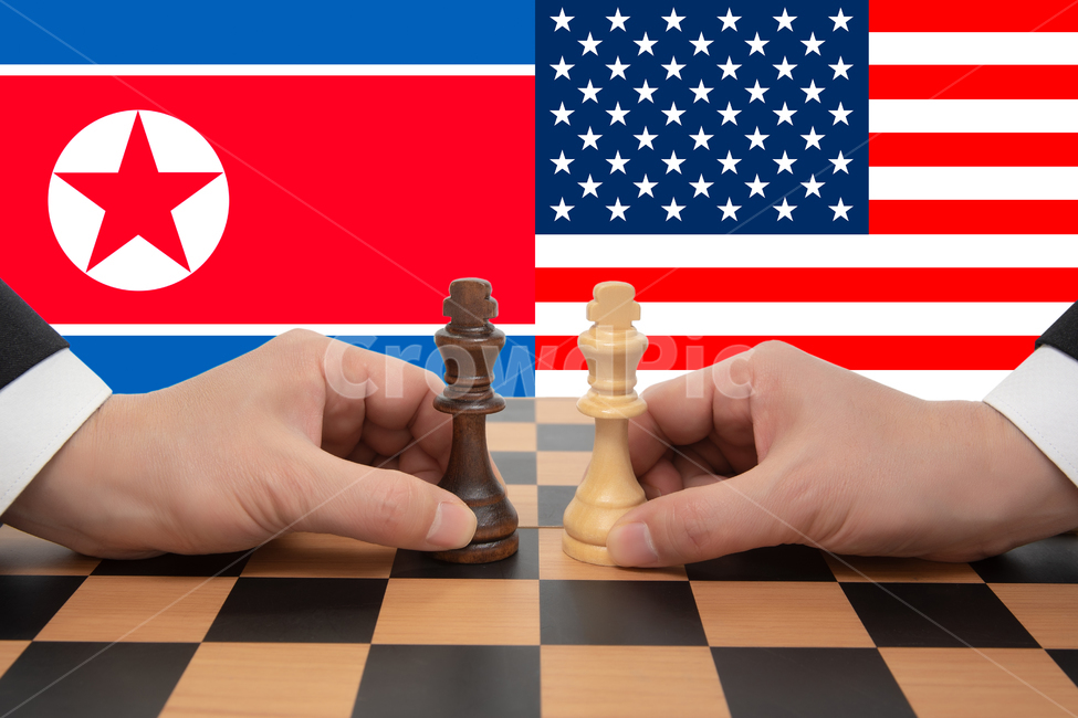 비즈니스,콘셉트,개념,협상,대결,대화,체스,타협,손,대리인,컨셉,주도권,파트너,거래,계약,경쟁자,계략,모략,전략,전술,선택,결정,라이벌,성공,생존,체스말,승부,정상회담,회담,정치,경제,이슈,정상,대통령,총리,뉴스,국제뉴스,담판,싸움,무역,교류,외교,북한,미국,국기,상대방,위원장,협력,배경,북미,사람,인물,인간,human,person,신체일부,몸,body,산업,industry,industrial,비즈니스,사업,business,service,work