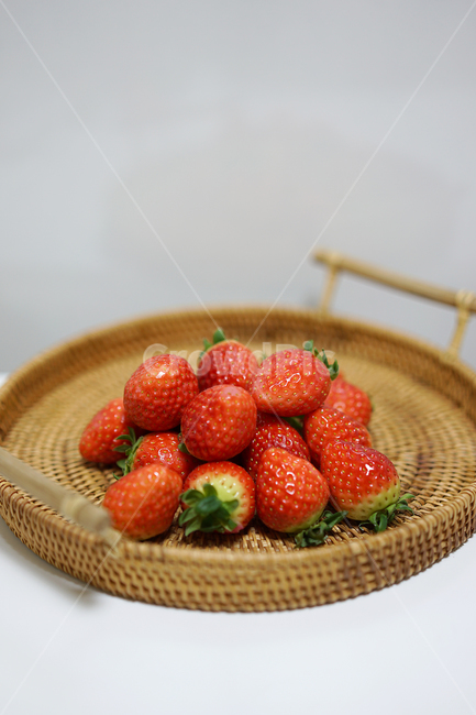 딸기,strawberry,과일,음식,겨울철과일,빨강,레드,red,베리,라탄,바구니,신선,스트로베리,음식,식재료,요리,food,cook,meal,dishes,food reserves,과일,열매,fruit
