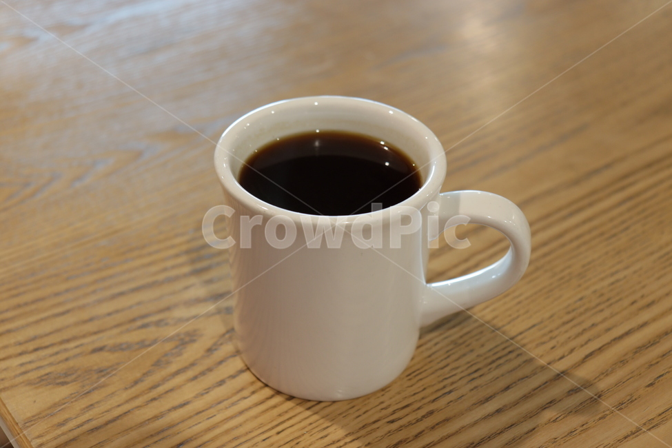 따뜻한음료,뜨거운음료,cup,coffeecup,마실것,drink,커피,아메리카노,머그컵,탁자,뜨거운아메리카노,따뜻한커피,뜨커운커피,컵,커피,카페,coffee,cafe