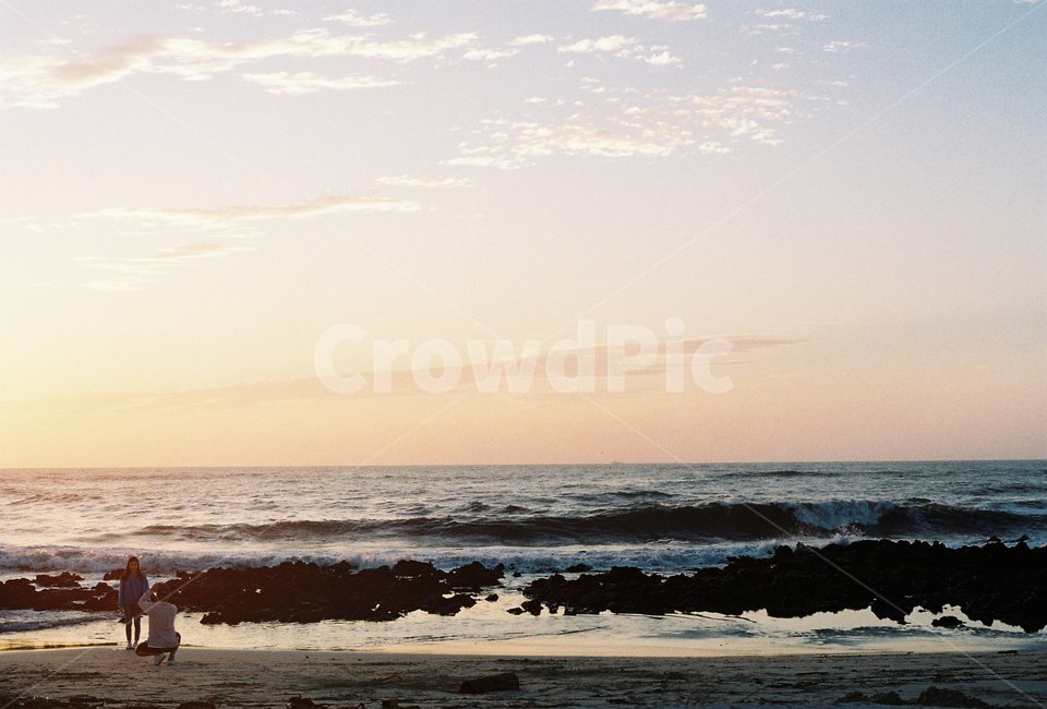 노을,커플,필름사진,감성,색감,색상,water,nature,사람,바다,human,outdoors,자연,태양,film,ocean,사랑,남친,여친,부산,제주도여향,제주도,대양,person,인간,힐링,휴식,노란빛,불빛,옥외,물,해변,바다,beach,sea,연인,커플,사랑,lover,couple