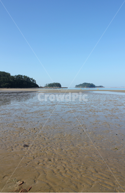 바다,하늘,맑은하늘,파란하늘,파랑하늘,블루,파랑,파란색,섬,산,바닷가,흙,진흙,갯벌,모래,모래사장,물,갈색,브라운,어촌,바닷물,해변,해안가,해수욕장,해변가,자연,남해,남해바다,대한민국,한국